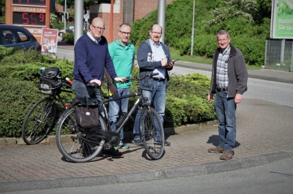 Mitglieder der ABB-Fraktion an der STAR-Tankstelle Mitglieder der ABB-Fraktion an der STAR-Tankstelle